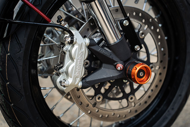 Phuộc sau của chiếc Honda CB350RS được nâng cấp bằng thương hiệu Ohlins đắt tiền, đi kèm với đó là cặp bánh căm "hàng thửa" đậm chất cafe racer...