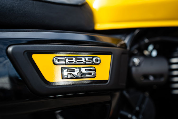 Trên bản độ này, dàn chân của xe đã được Tự Thanh Đa làm mới lại với phuộc trước dạng USD của Ducati, heo dầu và phanh đĩa trước cũng của thương hiệu Ducati đình đám khiến chiếc Honda CB350RS đặc biệt hơn.