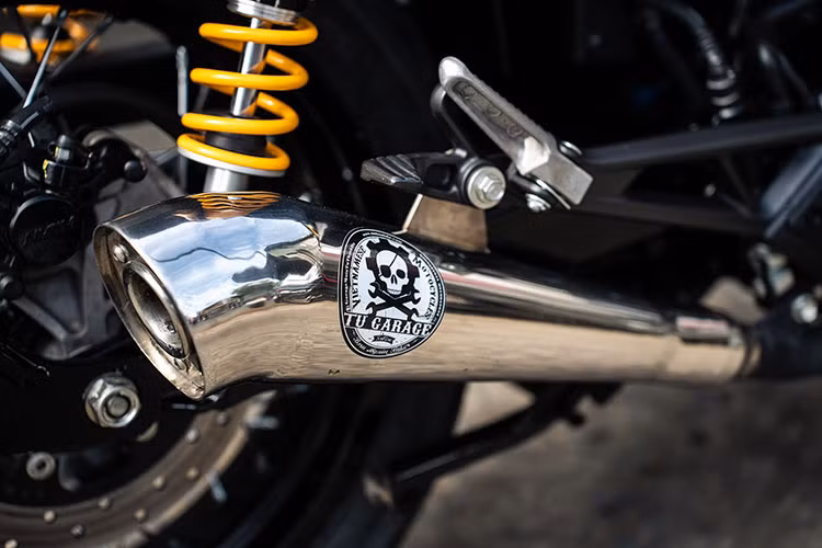Hệ thống ống xả của chiếc Honda CB350RS này cũng được thay thế bằng pô thủ công cho âm thanh ấn tương hơn nhiều so với nguyên bản, pô xe cũng được gắn logo thương hiệu của garage Tự Thanh Đa.