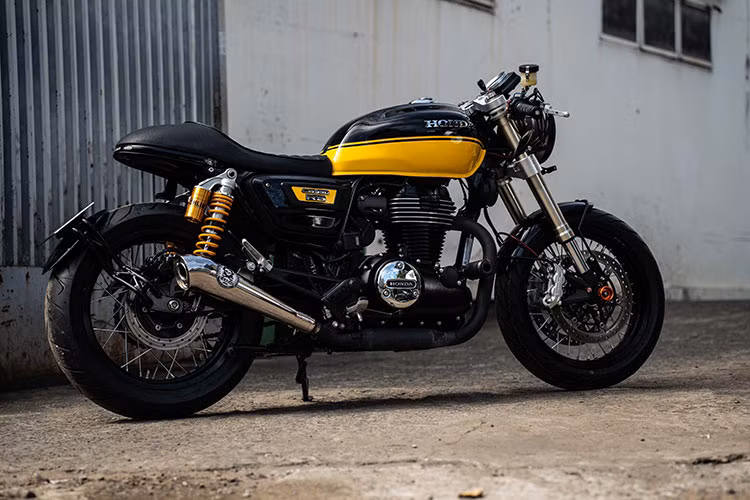 Điểm thay đổi nổi bật nhật là yên xe đơn kiểu cafe racer và yên xe mang cùng tông với màu sơn đen. Một số chi tiết bình xăng và cốp đồ bên sườn được phối thêm màu vàng cá tính. Khung phụ phía sau đã được sửa đổi, chắn bùn phía sau đã được cắt gọt gọn gàng hơn.