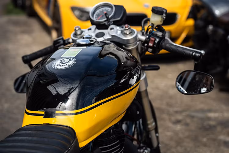 Trên bản độ Honda CB350RS mới nhất này, hình dáng của bình xăng xe đã được xưởng độ làm mới cùng với việc phối hai màu vàng và đen đậm cá tính hơn. Cụm đồng hồ dạng bán kĩ thuật số với một đồng hồ đo vận tốc dạng anolog đi kèm một màn hình LCD nhỏ ở góc dưới hiển thị số kilomet, cấp số, thời gian... nguyên bản được giữ lại.