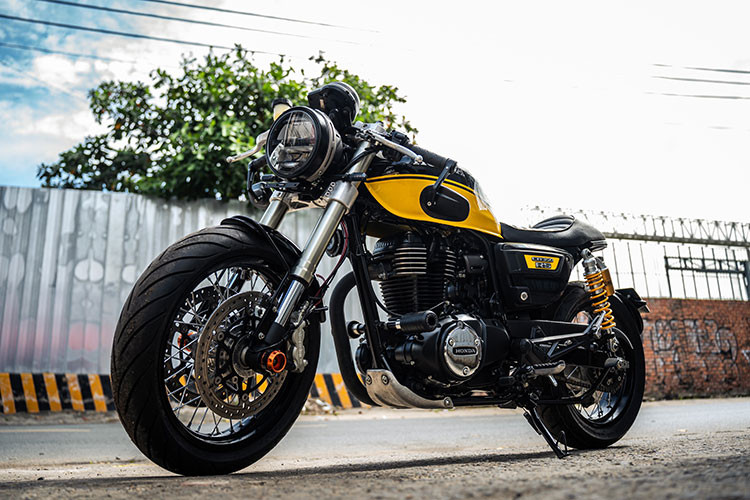 Chiếc Honda CB350RS độ cafe racer từ garage Tự Thanh Đa này được xem là bản full nhất tại Việt Nam tính đến thời điểm hiện tại. Xưởng độ nổi tiếng Tự Thanh Đa tại TP HCM đã thay đổi một số chi tiết tinh tế gọn gàng mạng lại sự sống động cho thiết kế của mẫu xe hoài cổ này.