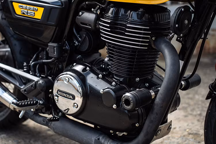 Về vận hành, Honda CB350RS nguyên bản sử dụng động cơ dung tích 348,4 cc, xi-lanh đơn, sản sinh công suất cực đại 20,8 mã lực tại 5.500 vòng/phút và mô-men xoắn tối đa 30 Nm tại 3.000 vòng/phút. Động cơ này đi kèm với hộp số 5 cấp.