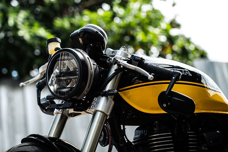 Phần đầu xe vẫn là kiểu dáng đầu đèn tròn cổ điển nhưng là dạng led hiện đại, ghi đông xe được lấy từ thương hiệu Ducati đình đám, cụm chảng ba được garage Tự Thanh Đa gia công thủ công CNC bắt mắt và chắc chắn hơn.