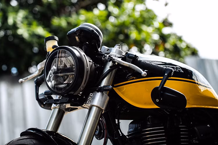 Phần đầu xe vẫn là kiểu dáng đầu đèn tròn cổ điển nhưng là dạng led hiện đại, ghi đông xe được lấy từ thương hiệu Ducati đình đám, cụm chảng ba được garage Tự Thanh Đa gia công thủ công CNC bắt mắt và chắc chắn hơn.