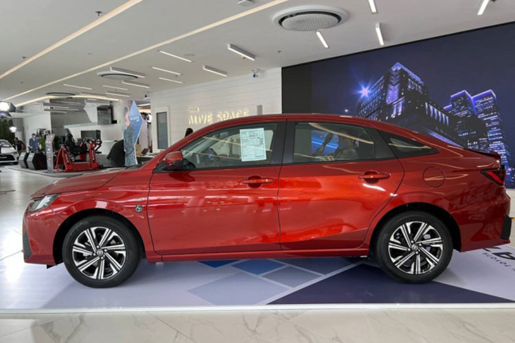 Tuy nhiên, bước sang năm 2023, Toyota Vios thế hệ mới đã được điều chỉnh giá bán tại thị trường Thái Lan. Theo đó, tất cả 4 phiên bản của mẫu xe này đều tăng giá thêm 10.000 Baht (khoảng 6,67 triệu đồng). Như vậy, giá xe Toyota Vios 2023 ở thị trường này sẽ dao động từ 549.000 - 699.000 Baht (366,7 - 466,7 triệu Baht).