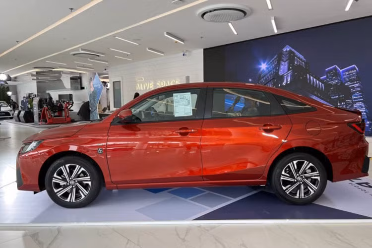 Tuy nhiên, bước sang năm 2023, Toyota Vios thế hệ mới đã được điều chỉnh giá bán tại thị trường Thái Lan. Theo đó, tất cả 4 phiên bản của mẫu xe này đều tăng giá thêm 10.000 Baht (khoảng 6,67 triệu đồng). Như vậy, giá xe Toyota Vios 2023 ở thị trường này sẽ dao động từ 549.000 - 699.000 Baht (366,7 - 466,7 triệu Baht).
