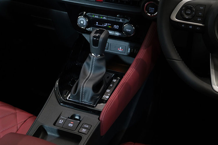 Thêm vào đó Toyota Vios 2023 bản cao cấp cũng được trang bị phanh tay điện tử, tự động giữ phanh tạm thời, hệ thống cảnh báo điểm mù, cảnh báo phương tiện cắt ngang khi lùi, đèn pha tự động, camera 360 độ, 2 cảm biến hỗ trợ đỗ xe phía trước và 4 cảm biến sau.