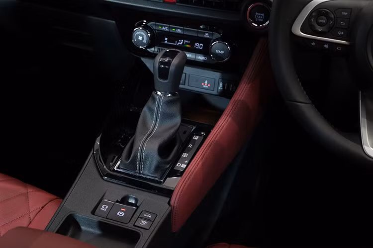 Thêm vào đó Toyota Vios 2023 bản cao cấp cũng được trang bị phanh tay điện tử, tự động giữ phanh tạm thời, hệ thống cảnh báo điểm mù, cảnh báo phương tiện cắt ngang khi lùi, đèn pha tự động, camera 360 độ, 2 cảm biến hỗ trợ đỗ xe phía trước và 4 cảm biến sau.