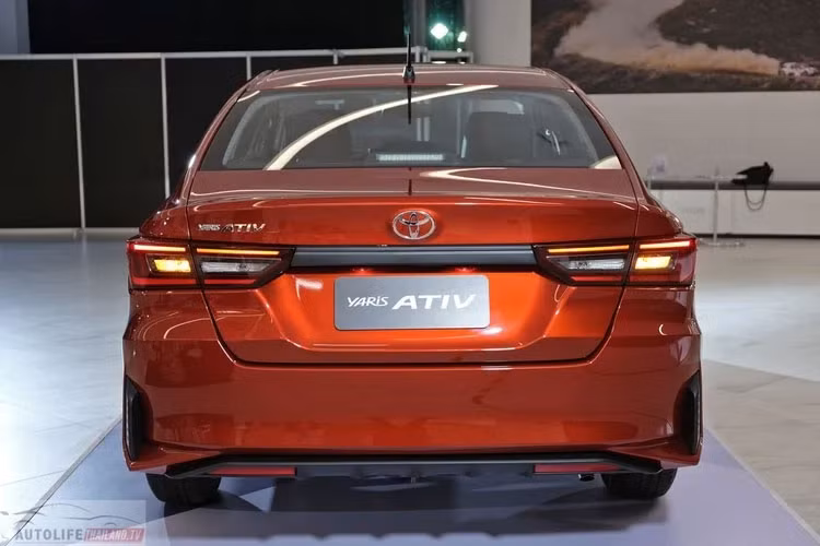 Ngoại trừ giá xe Toyota Vios 2023 tăng, mẫu xe "sedan quốc dân" dành cho thị trường Thái Lan không có gì thay đổi về thiết kế, trang bị và động cơ. Ở bản tiêu chuẩn, xe vẫn có đèn pha LED, đèn hậu LED, vành hợp kim 16 inch, chìa khóa thông minh, khởi động bằng nút bấm.