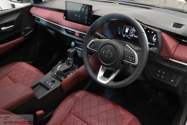 Ở các bản cao cấp hơn, Toyota Vios 2023 có thêm dải đèn LED định vị ban ngày, đèn hậu LED với xi-nhan tuần tự, ăng ten vây cá, gương chiếu hậu tích hợp đèn báo rẽ, ghế/vô lăng bọc da, bảng đồng hồ kỹ thuật số với màn hình màu TFT 7 inch, màn hình cảm ứng trung tâm 9 inch, hệ thống âm thanh 6 loa, 4 cổng USB, camera hành trình, camera lùi, hệ thống đèn viền nội thất 64 màu, điều hòa tự động và lọc không khí PM2.5.