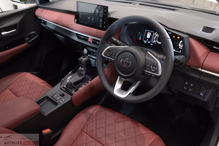 Ở các bản cao cấp hơn, Toyota Vios 2023 có thêm dải đèn LED định vị ban ngày, đèn hậu LED với xi-nhan tuần tự, ăng ten vây cá, gương chiếu hậu tích hợp đèn báo rẽ, ghế/vô lăng bọc da, bảng đồng hồ kỹ thuật số với màn hình màu TFT 7 inch, màn hình cảm ứng trung tâm 9 inch, hệ thống âm thanh 6 loa, 4 cổng USB, camera hành trình, camera lùi, hệ thống đèn viền nội thất 64 màu, điều hòa tự động và lọc không khí PM2.5.