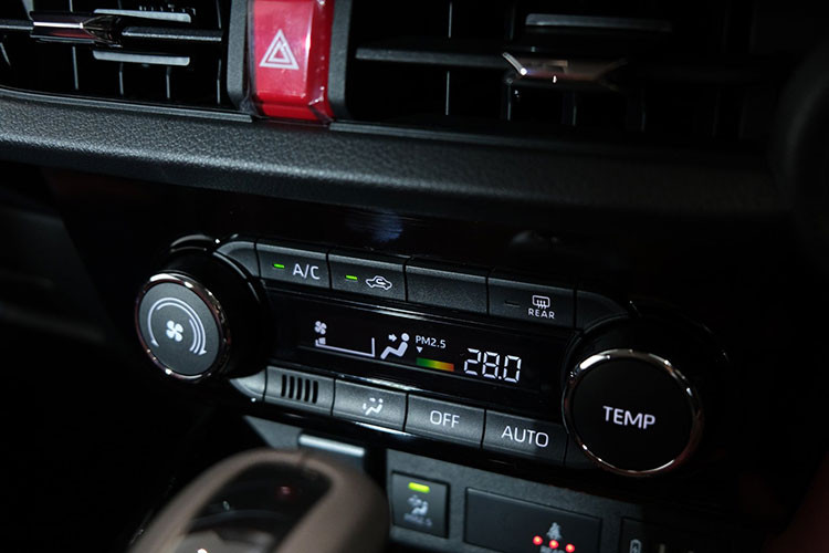 Đặc biệt, các bản cao cấp của Toyota Vios 2023 ở thị trường Thái Lan còn có gói công nghệ an toàn Toyota Safety Sense, bao gồm hệ thống cảnh báo và tự động phanh tiền va chạm, cảnh báo lệch làn đường kèm đánh lái đưa xe về đúng làn, cảnh báo khi xe phía trước khởi hành cũng như kiểm soát chân ga.