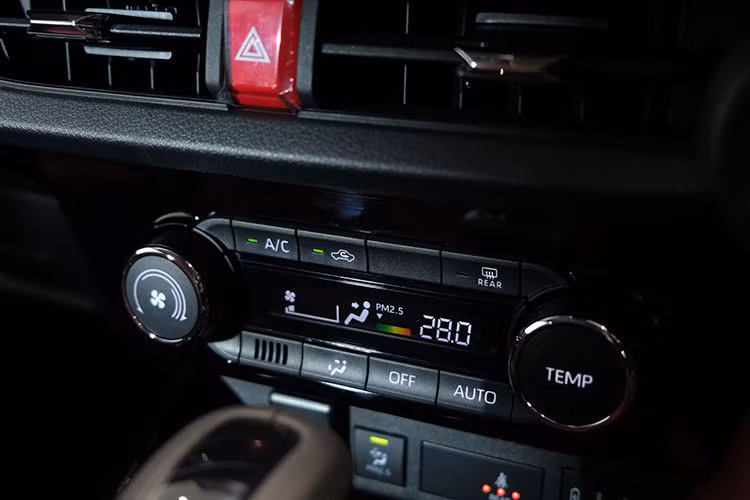 Đặc biệt, các bản cao cấp của Toyota Vios 2023 ở thị trường Thái Lan còn có gói công nghệ an toàn Toyota Safety Sense, bao gồm hệ thống cảnh báo và tự động phanh tiền va chạm, cảnh báo lệch làn đường kèm đánh lái đưa xe về đúng làn, cảnh báo khi xe phía trước khởi hành cũng như kiểm soát chân ga.