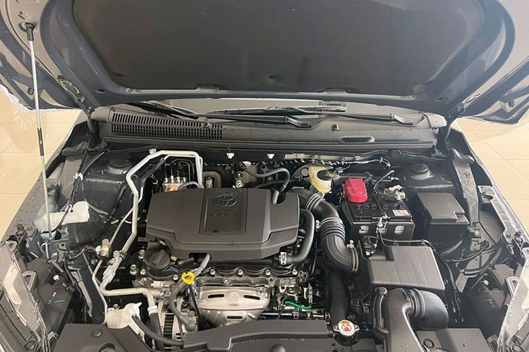 Nằm bên dưới nắp ca-pô của Toyota Vios 2023 ở thị trường Thái Lan là động cơ xăng Dual VVT-iE 4 xi-lanh, dung tích 1.2L, sản sinh công suất tối đa 94 mã lực và mô-men xoắn cực đại 110 Nm.