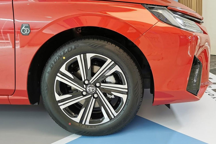 Xe được trang bị bảng đồng hồ analog đi kèm màn hình đa thông tin, màn hình cảm ứng trung tâm 8 inch, hỗ trợ Apple CarPlay/Android Auto, hệ thống chống bó cứng phanh ABS, phân bổ lực phanh điện tử EBD, trợ lực phanh BA, cân bằng điện tử, hỗ trợ khởi hành ngang dốc, kiểm soát lực kéo và 6 túi khí.