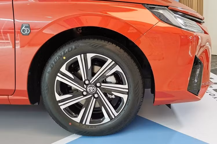 Xe được trang bị bảng đồng hồ analog đi kèm màn hình đa thông tin, màn hình cảm ứng trung tâm 8 inch, hỗ trợ Apple CarPlay/Android Auto, hệ thống chống bó cứng phanh ABS, phân bổ lực phanh điện tử EBD, trợ lực phanh BA, cân bằng điện tử, hỗ trợ khởi hành ngang dốc, kiểm soát lực kéo và 6 túi khí.