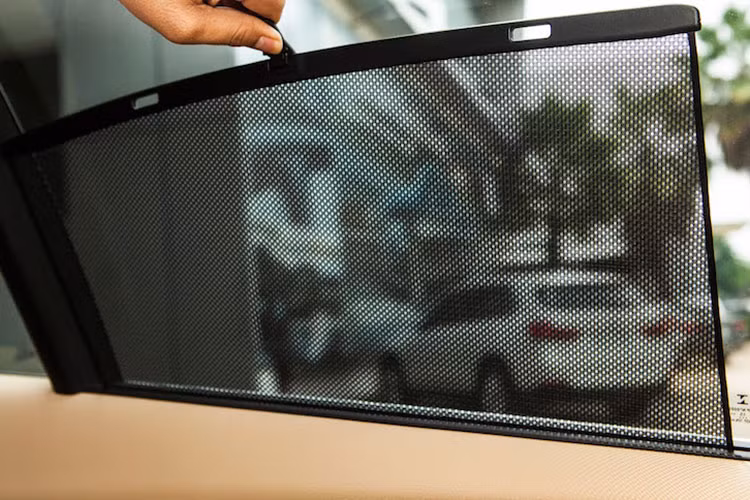 Tính năng hiển thị thông tin trên kính chắn gió ngay trước mặt người lái (Head-Up Display) và màn che nắng cho cửa sổ sau ở cả hai bên cũng được bổ sung mới.