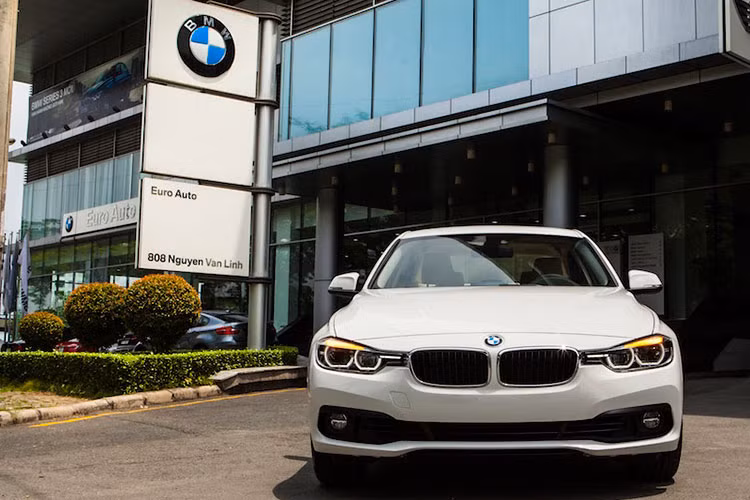 Theo như chia sẻ của ông Nguyễn Đăng Thảo (Tổng giám đốc Euro Auto), tính từ năm 2006, khi Euro Auto chính thức thành lập và sau đó trong suốt 10 năm, BMW 3 Series liên tục đóng góp 40% tổng doanh số trong bộ sản phẩm xe BMW được Euro Auto phân phối.