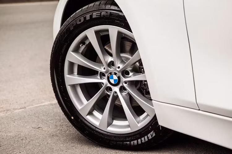 Trên chiếc BMW 320i phiên bản kỷ niệm 100 năm, lần đầu tiên dòng 320i được trang bị Hệ thống dẫn đường chuyên nghiệp “Business Navigation System” lần đầu tiên tại Việt Nam cùng bộ mâm hợp kim 17- inch nan chữ V phong cách mới.