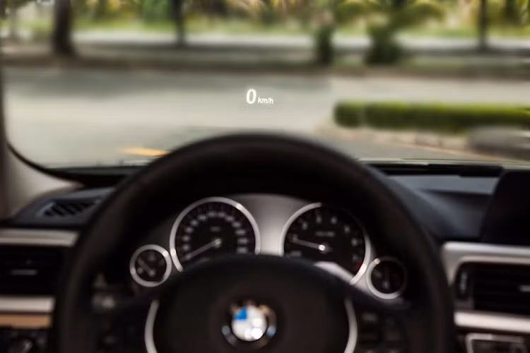 Cũng như bản tiêu chuẩn, BMW 320i phiên bản 100 năm vẫn sử dụng động cơ tăng áp I4 2.0L TwinPower Turbo, tạo công suất 184 mã lực tại 5.000-6.500v/ph, mô-men xoắn cực đại 270Nm tại 1.250-4.500v/ph.