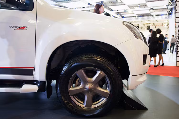 D-Max được hãng xe ôtô Isuzu trang bị hệ thống gài cầu hiện đại, hệ thống treo trước độc lập với bộ giảm xóc thủy lực. Các hệ thống an toàn bao gồm hệ thống trợ lực phanh BA, ABS, EBD, túi khí đôi trước. Khung xe thiết kế bằng thép chịu lực cao cùng cabin được thiết kế đặc biệt vững chắc. 