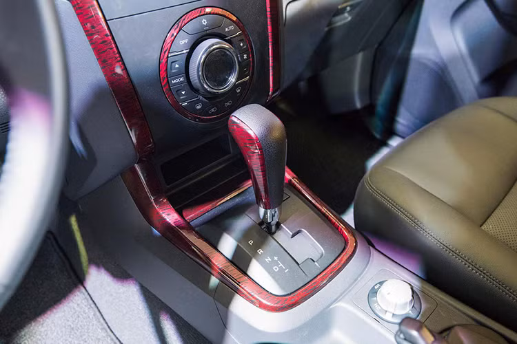 Xe được trang bị hộp số tự động 5 cấp, bản 4x4 có thêm tính năng gài cầu tự động. Động cơ 2.5l có công suất 136 mã lực tại 3.600 vòng/phút, mô-men xoắn 320 Nm tại dải tua máy từ 1.800-2.800 vòng/phút. Phiên bản 3.0l, công suất đạt 163 mã lực tại 3.200 vòng/phút và mô-men xoắn 380 Nm tại dải vòng tua từ 1.800-2.200 vòng/phút.