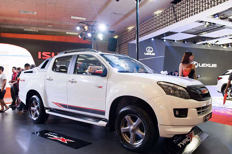 Isuzu D-Max là một trong những mẫu bán tải có doanh số thấp tại thị trường Việt Nam. Theo báo cáo từ Hiệp hội các nhà sản xuất ôtô Việt Nam (VAMA), kể từ đầu năm 2017 đến hết tháng 10, cả 2 phiên bản 1 cầu và 2 cầu của mẫu xe này mới chỉ bán được 402 chiếc. Isuzu D-Max hiện được bán tại Việt Nam với 2 phiên bản động cơ dầu Diesel 2.5L và 3.0L với giá bán cho các phiên bản 2017 từ 660 – 820 triệu đồng. 