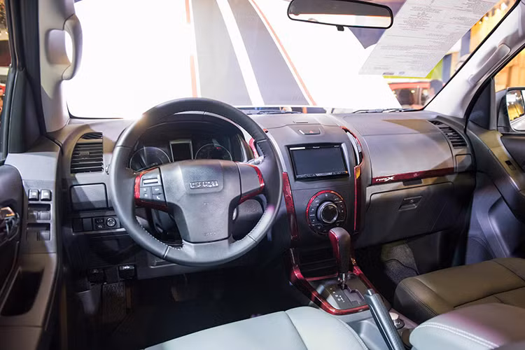 Nội thất xe tiện nghi và thoải mái với cabin sang trọng, vô lăng 3 chấu thể thao tuy nhiên các nút bấm tiện ích không đa dạng. Hệ thống giải trí của xe cũng được nâng cấp với các tính năng mới như; DVD màn hình cảm ứng 7 inch, kết nối đa phương tiện Bluetooth, kết nối USB/iPod/iPhone... 