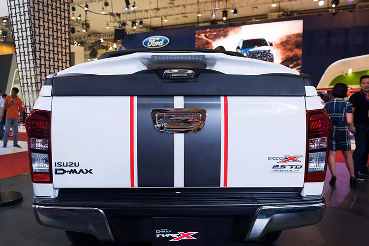 Ở phiên bản 2016, mẫu xe bán tải Isuzu D-Max vẫn giữ thiết kế mang dáng vẻ thể thao, mạnh mẽ với những đường nét tối ưu hóa khả năng khí động học. Phần đầu xe không thay đổi so với trước, đèn pha trước và sau có màu đen khói sang trọng, riêng đèn sau được trang bị công nghệ LED.