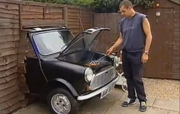 Tiệc ngoài trời BBQ sử dụng khối động cơ xe hơi để thay thế thiết bị lò nướng đã quá nhàm chán, tại sao không?