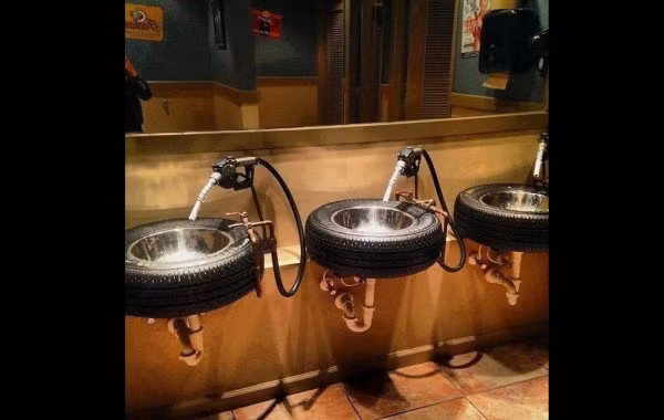 Nếu như giá xăng quá đắt đỏ và bạn muốn xả nó một cách thoải mái - La-zăng và vòi xăng được kết hợp làm bồn rửa mặt sẽ giúp bạn hoàn thiện giấc mơ.