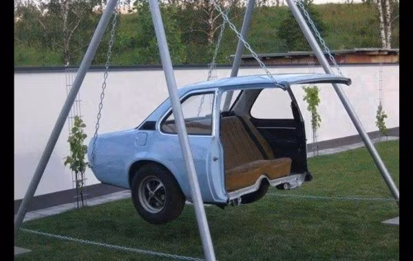 Đôi khi không phải chiếc xích đu nào cũng cho bạn một vé đi tuổi thơ, nhưng nó giúp bạn hoàn thiện ước mơ 4 bánh.