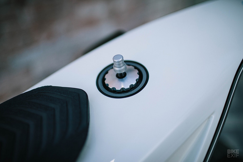 Phần thân làm bằng hợp kim nhôm 6061. “Dù thiết kế đơn giản nhưng tôi phải thử đến 5 lần để chọn hình dạng từng chi tiết phù hợp”, Max nói. Hệ thống xả là phần dễ chế tạo nhất, được làm bằng thép không rỉ và lon pô Akrapovic.