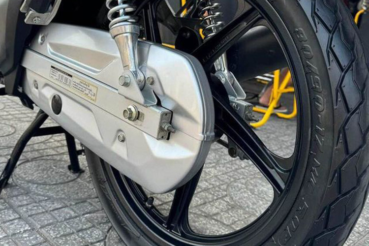 Phía trước xe có hộc đựng đồ để vừa chai nước nhỏ, yên ngồi xe rộng rãi và bên dưới là cốp đựng đồ rộng. Thiết kế vành bánh xe nhìn mạnh mẽ, thể thao, các tấm ốp trên xe sắc cạnh và bề thế.