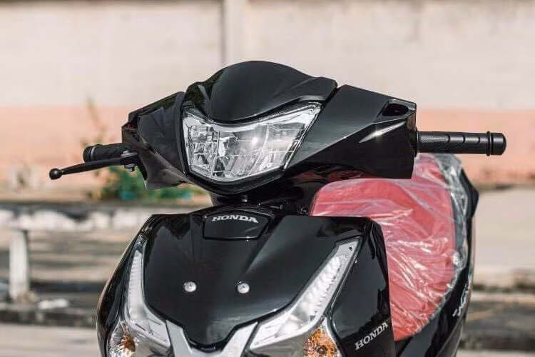 Mức giá niêm yết của Honda Wave 125i tại Thái Lan nếu tính ra không chênh lệch với Honda Future 125 FI lắp ráp ở Việt Nam là bao nhiêu. Nhưng câu chuyện trở nên hoàn toàn khác khi Honda Wave 125i nhập Thái về bán ở Việt Nam theo đường tiểu ngạch.