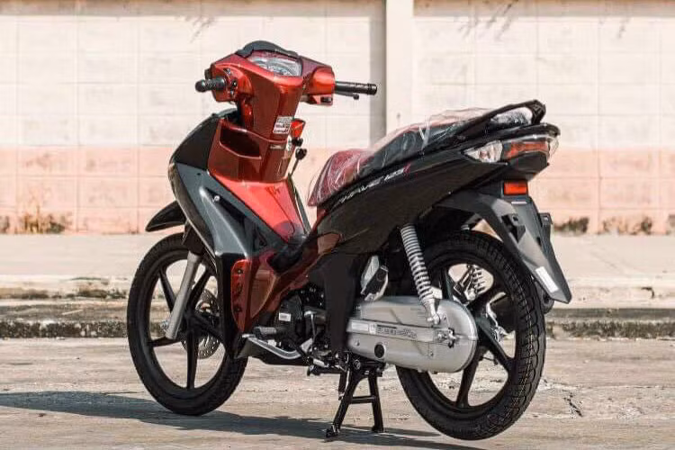 Honda Wave 125i 2024 mới tại Thái Lan hiện có giá niêm yết dao động từ 55.200 baht (38,5 triệu đồng) tới 57.400 baht (40 triệu đồng), tùy vào bản vành nan hay vành đúc.