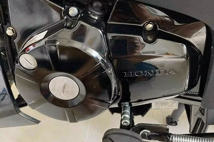 Đáng chú ý, sức mạnh của Wave 125i đến từ loại động cơ Honda Smart Engine 125cc, phun xăng điện tử PGM-FI, giúp xe vận hành linh hoạt và tiết kiệm xăng. Theo công bố của nhà sản xuất, Wave 125i đạt mức tiêu thụ trung bình là 71,4 km/lít.