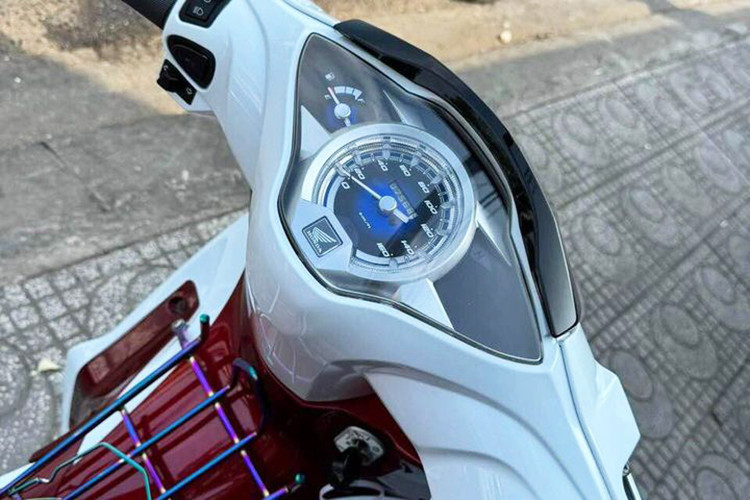 Khảo sát một số đại lý bán lẻ tư nhân tại Việt Nam cho thấy, giá xe Honda Wave 125i 2024 đang được phân phối từ 60-80 triệu đồng. Mức giá như vậy rõ ràng đắt gấp đôi so với sản phẩm đồng cấp Honda Future 125 FI.