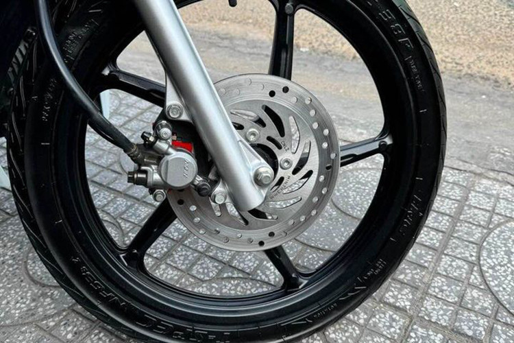 Không những thế, Wave 125i cũng được đánh giá là dòng sản phẩm có nhiều ưu thế cả về thiết kế và trang bị . Diện mạo xe trang nhã, công nghệ tiên tiến. Điển hình như hệ thống đèn pha hoàn toàn bằng bóng LED, chìa khóa xe tích hợp 4 trong 1, có cả tính năng mở cốp tiện ích.