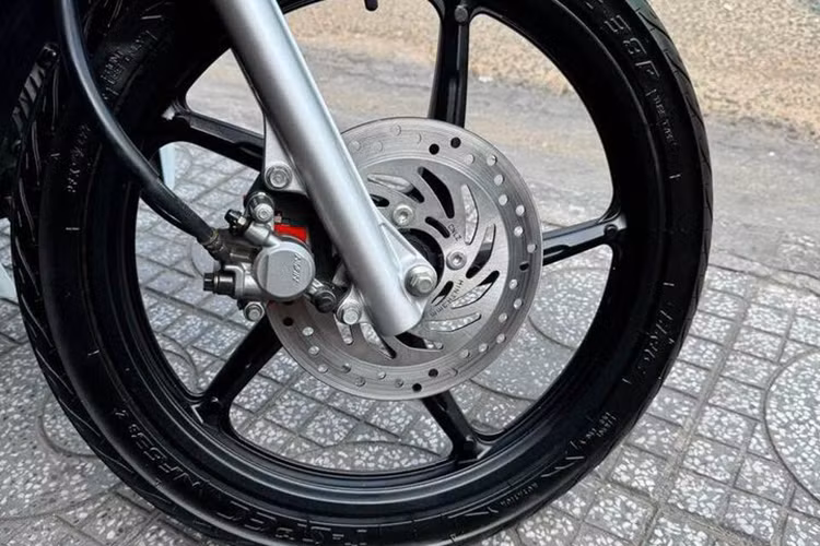 Không những thế, Wave 125i cũng được đánh giá là dòng sản phẩm có nhiều ưu thế cả về thiết kế và trang bị . Diện mạo xe trang nhã, công nghệ tiên tiến. Điển hình như hệ thống đèn pha hoàn toàn bằng bóng LED, chìa khóa xe tích hợp 4 trong 1, có cả tính năng mở cốp tiện ích.