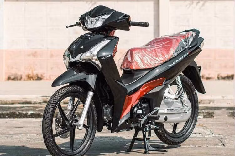 Thị trường xe máy Việt Nam rất đa dạng ở nhiều phân khúc khác nhau và ngay trong cùng phân khúc xe số cỡ nhỏ. Mặc dù dòng xe sản xuất nội địa Honda Future FI đã có mặt và tạo được danh tiếng với người dùng Việt Nam, nhưng không phải là không có sự cạnh tranh mạnh từ dòng xe Honda Wave 125i nhập Thái lan.