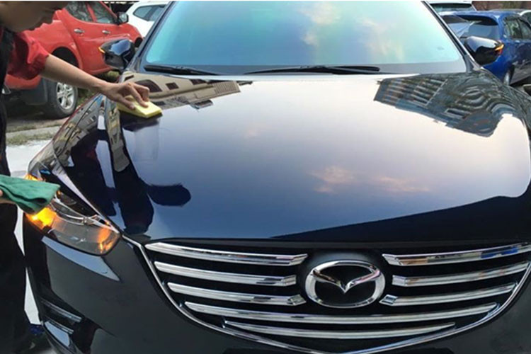 Cách để giữ chiếc xe luôn mới là rửa xe và đánh bóng thường xuyên. Nếu xe hoạt động trong điều kiện môi trường không tốt như bùn lầy, bụi bặm thì cần chú ý vệ sinh xe nhiều hơn nữa. Trong quá trình vệ sinh xe, cần chú ý tránh việc làm trầy đi lớp sơn làm mất giá trị của xe ôtô cũ.