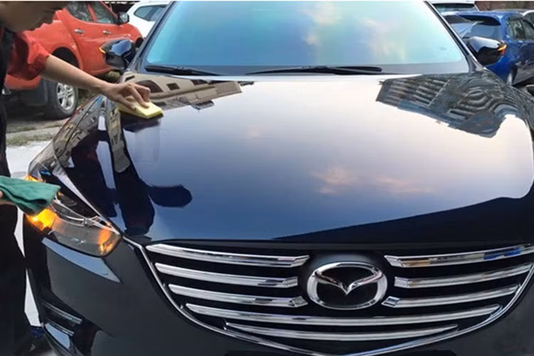 Cách để giữ chiếc xe luôn mới là rửa xe và đánh bóng thường xuyên. Nếu xe hoạt động trong điều kiện môi trường không tốt như bùn lầy, bụi bặm thì cần chú ý vệ sinh xe nhiều hơn nữa. Trong quá trình vệ sinh xe, cần chú ý tránh việc làm trầy đi lớp sơn làm mất giá trị của xe ôtô cũ.