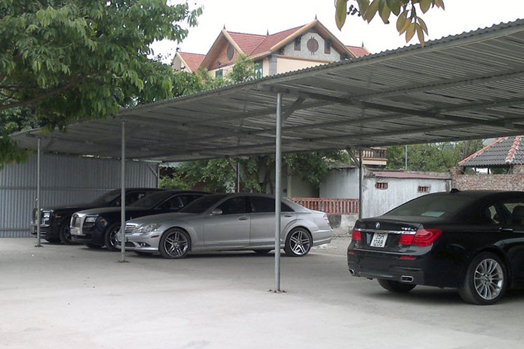 Nếu phải bắt buộc để xe ngoài trời, nên lựa chọn chỗ thoáng mát và sạch sẽ, sử dụng bạt che xe ôtô để tránh khỏi những điều kiện thời tiết như mưa, bụi, sương,… có thể làm hỏng các chi tiết ở ngợi thất xe của bạn. 