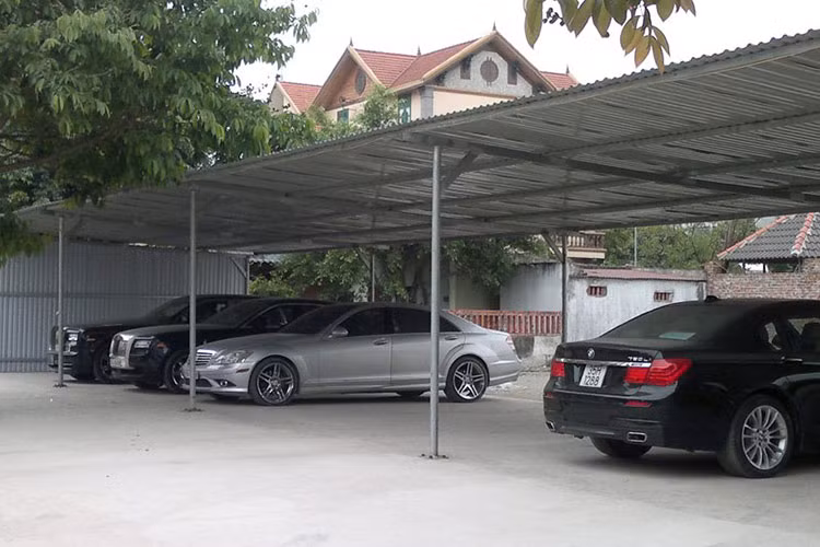 Nếu phải bắt buộc để xe ngoài trời, nên lựa chọn chỗ thoáng mát và sạch sẽ, sử dụng bạt che xe ôtô để tránh khỏi những điều kiện thời tiết như mưa, bụi, sương,… có thể làm hỏng các chi tiết ở ngợi thất xe của bạn. 