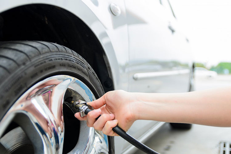 Vào thời điểm quyết định bán ôtô đã qua sử dụng, nếu cảm thấy xe của bạn bị hỏng hóc thì hãy nên khắc phục tình trạng đó trước khi đem bán. Điều này sẽ giúp việc mua bán thuận lợi và giá xe sẽ cao hơn.