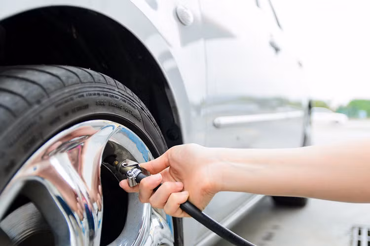 Vào thời điểm quyết định bán ôtô đã qua sử dụng, nếu cảm thấy xe của bạn bị hỏng hóc thì hãy nên khắc phục tình trạng đó trước khi đem bán. Điều này sẽ giúp việc mua bán thuận lợi và giá xe sẽ cao hơn.