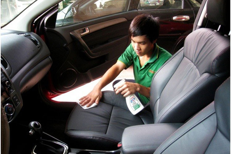 Để ghi điểm tuyệt đối với khách hàng mua xe, nội thất cũng phải được đảm bảo sạch sẽ, không còn dấu vết của dầu mỡ, bụi bẩn bên trong bao gồm ở ghế ngồi, cửa xe, vô-lăng, bảng điều khiển trung tâm, hộc chứa đồ phía trước, vị trí để ly, lưng ghế trước...