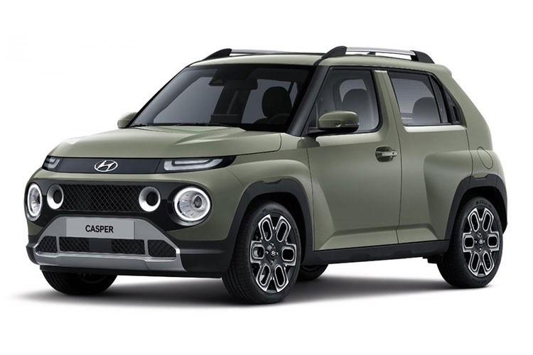 Đằng sau Hyundai Casper 2022 xuất hiện cụm đèn hậu hình học, tích hợp vào kính. Trong khi đó, đèn phản quang của xe được thiết kế tròn trịa, tạo sự tương đồng với đầu xe. Để ra dáng một mẫu SUV, Hyundai Casper 2022 được trang bị tấm ốp gầm giả bên dưới đầu xe và đuôi xe.